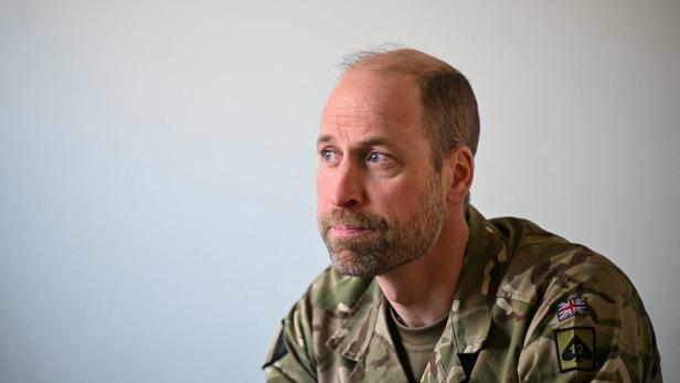 Prinz William in Uniform blickt nachdenklich zur Seite.