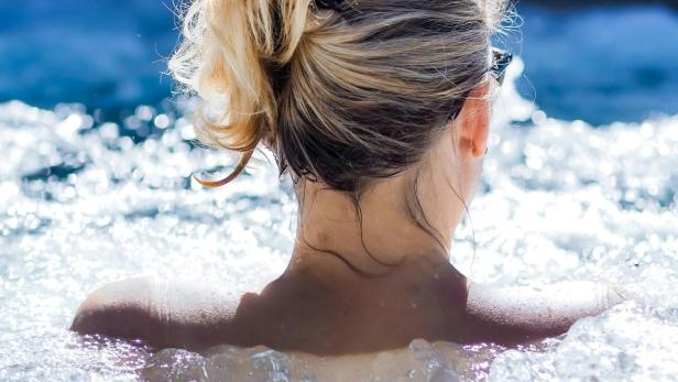 Frau mit blonden Haaren in einem Whirlpool
