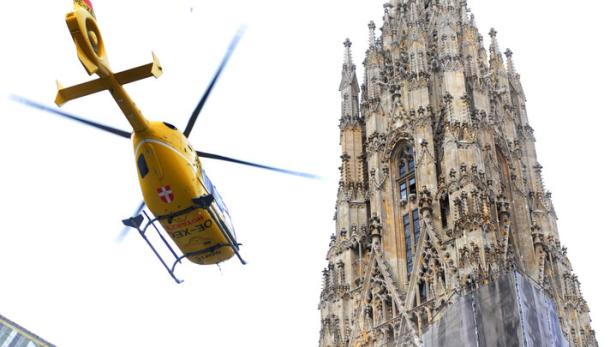 Fliegender Hubschrauber neben Stephansdom