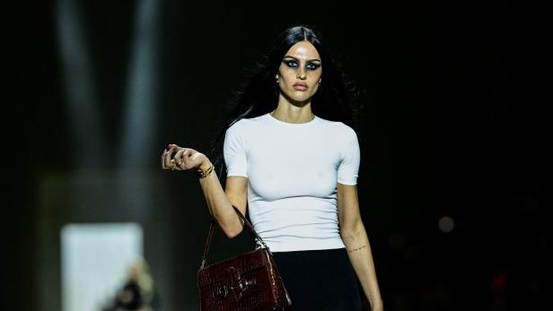 Model auf dem Laufsteg: Gucci pAm plakativsten zeigt es Demna bei Gucci: extreme Smokey Eyes und ungekämmtes Haar.resents its Fall/Winter 2026/2027 collection during Milan Fashion Week