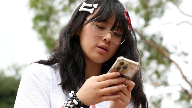 Australisches Mädchen am Smartphone.