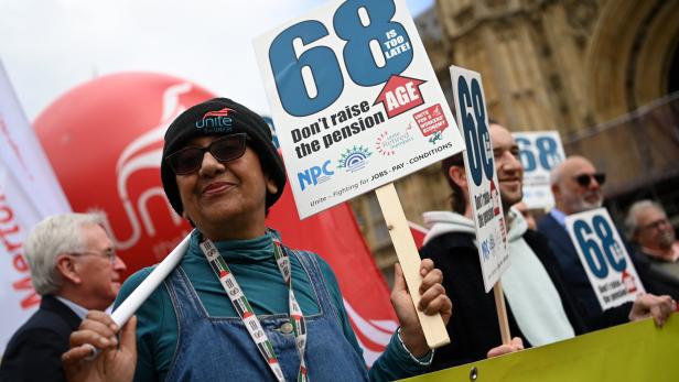 Protest in London against raising of the pension age