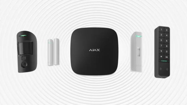 Moderne Komponenten einer Ajax-Alarmanlage, darunter Sensoren, Zentraleinheit und Bedienteil.