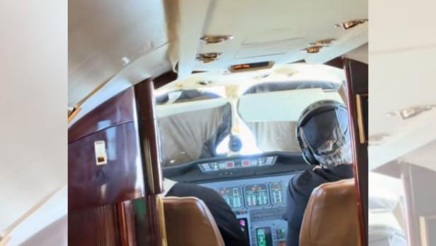 Cockpit eines kleinen Flugzeugs mit komplett abgedeckter Frontscheibe durch Sonnenschutz.