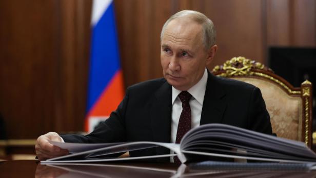Wladimir Putin mit Buch