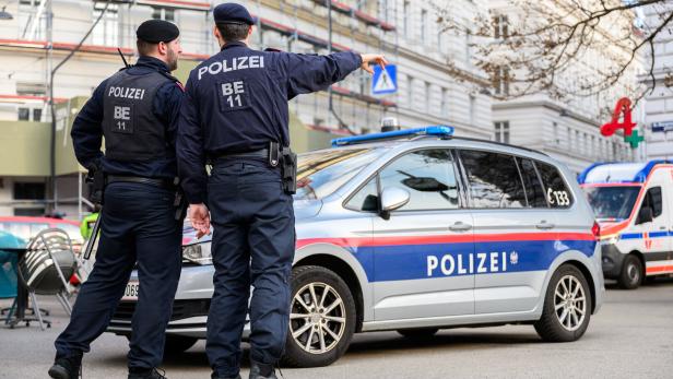 BAUGERÜST IN WIEN-ALSERGRUND EINGESTÜRZT - MANN IN LEBENSGEFAHR