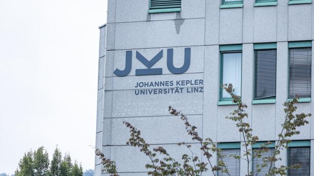 Die Fassade der Johannes Kepler Universität Linz mit dem JKU-Logo ist zu sehen.