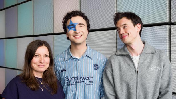 Drei Personen stehen nebeneinander, einer hat einen Stern über dem Auge