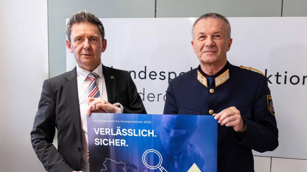 Landespolizeidirektor Franz Popp (re.) und Stefan Pfandler, Leiter des Landeskriminalamtes Niederösterreich.