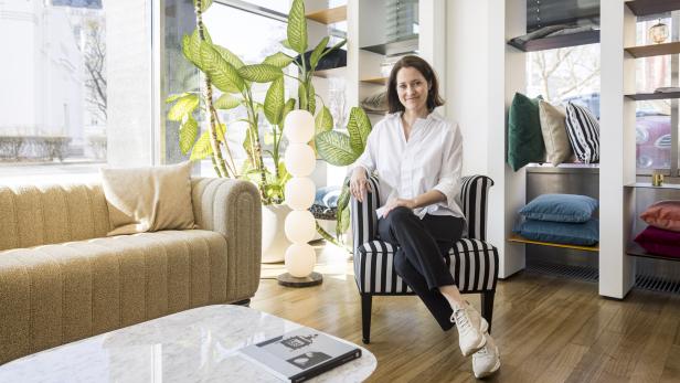 Alice Wittmann im Sessel von Josef Hoffmann