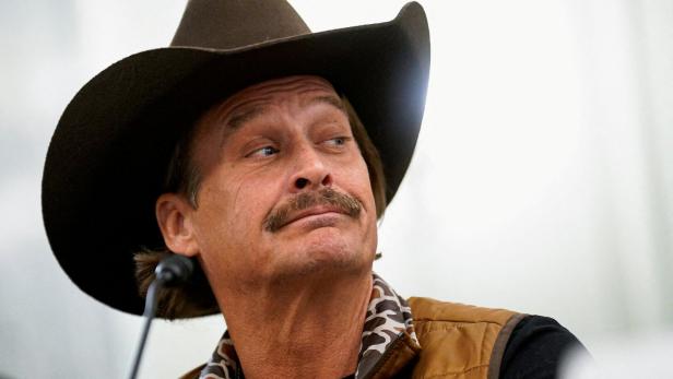 Kid Rock mit Schnurrbart und braunem Cowboyhut blickt zur Seite.