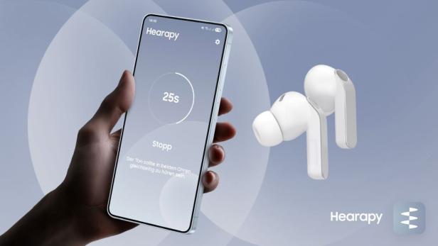 Eine Hand hält ein Smartphone mit einer App-Oberfläche, daneben schweben zwei weiße kabellose In-Ear-Kopfhörer.
