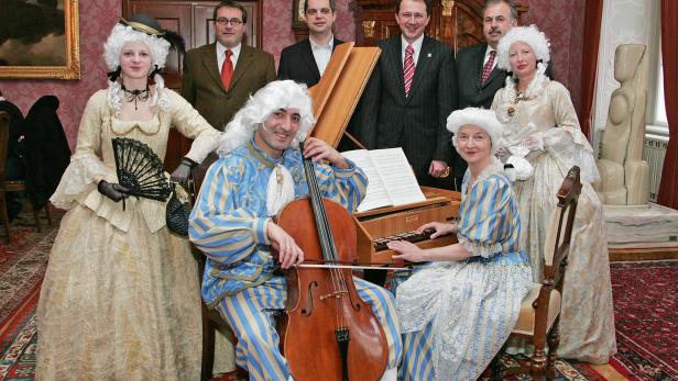 Ein Ensemble in barocken Kostümen.