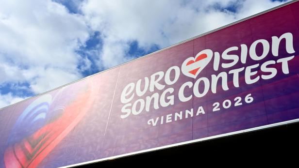 Großes lila Plakat mit der Aufschrift „Eurovision Song Contest Vienna 2026“ und einem stilisierten Herz.