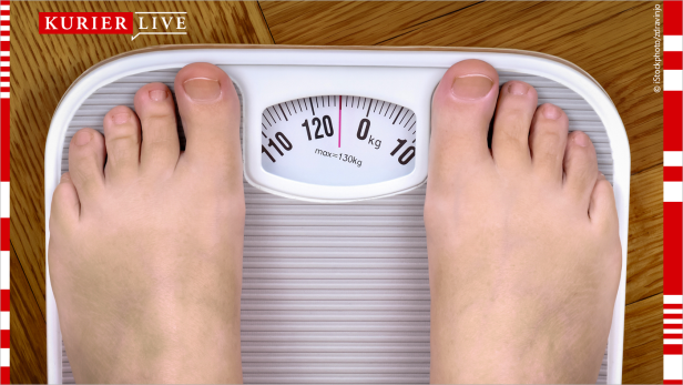 Füße auf einer Waage von oben