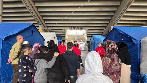 Flüchtlingsunterkunft in einem Fußballstadion in Beirut: Das Rote Kreuz hilft