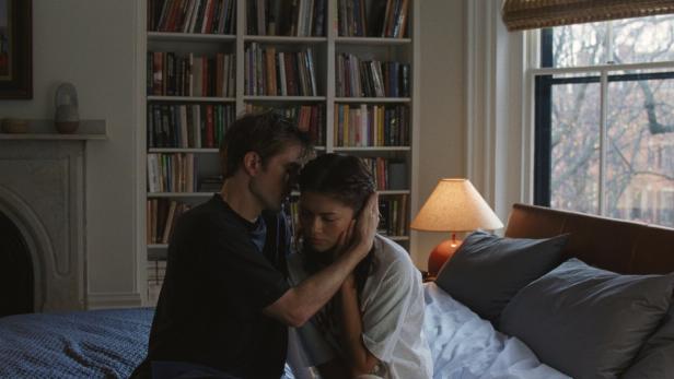 Robert Pattinson umarmt Zendaya.