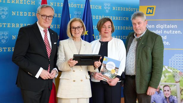 Landesamtsdirektor Werner Trock, Landeshauptfrau Johanna Mikl-Leitner und die Bürgermeister aus Bischofstetten und Raxendorf, Gerlinde Muhr und Johannes Höfinger.