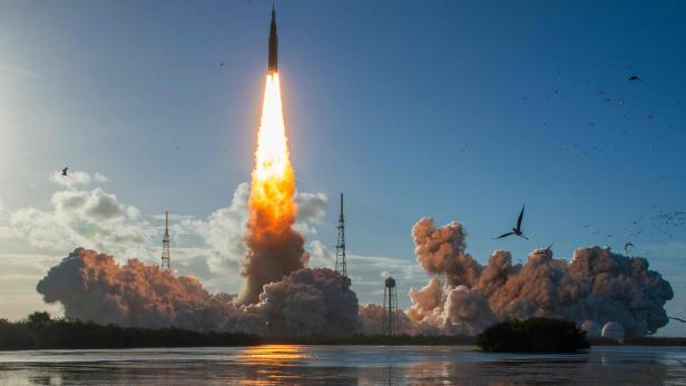 Startende SLS-Rakete mit Orion-Kapsel.