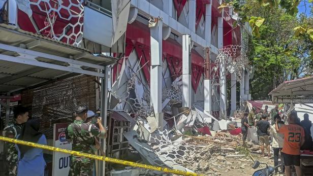 Earthquake in Sulawesi triggers tsunami warning