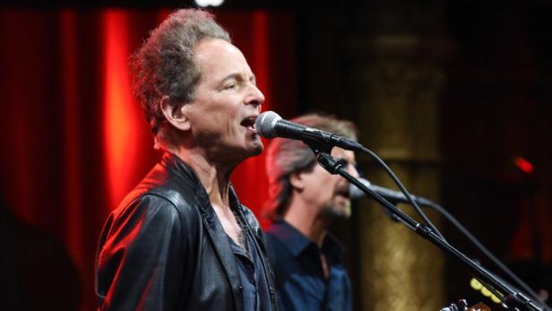 Lindsey Buckingham sind auf der Bühne in ein Mikrofon.