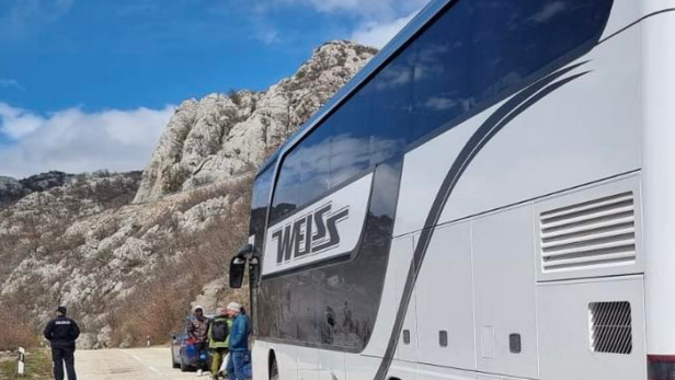 Ein Bus auf einer Bergstraße.