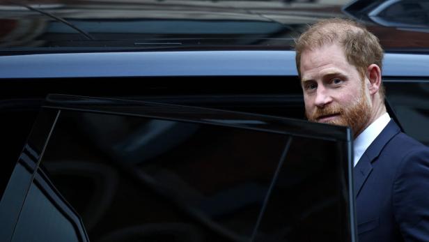 Prinz Harry steigt aus einem dunklen Auto.