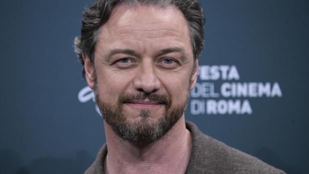 James McAvoy lächelt vor einem Hintergrund der "Festa del Cinema di Roma".