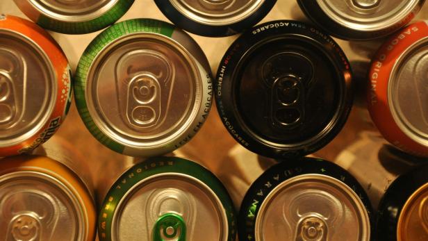 Mehrere Limonaden-Dosen von der Oberseite betrachtet