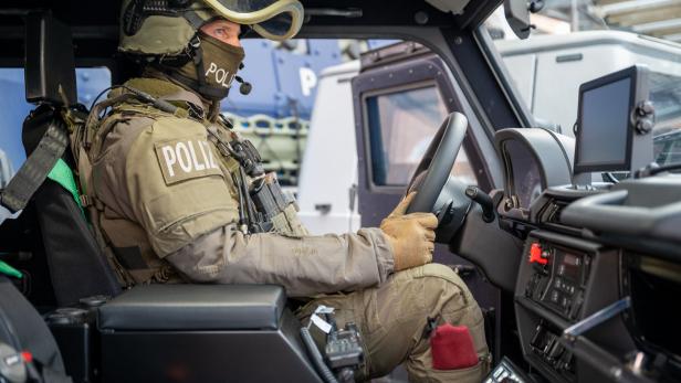 Cobra Beamter im neuen ENOK light Fahrzeug 