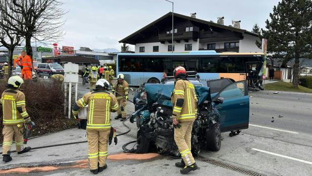Zehn Verletzte nach Crash von Linienbus und Pkw in Tirol