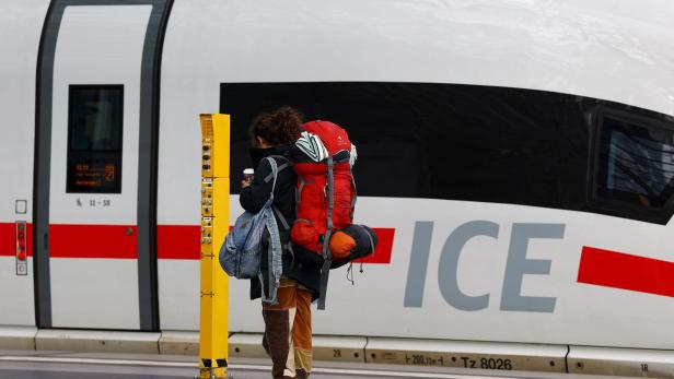 Mann droht in deutschem ICE-Zug mit Anschlag – 12 Leichtverletzte