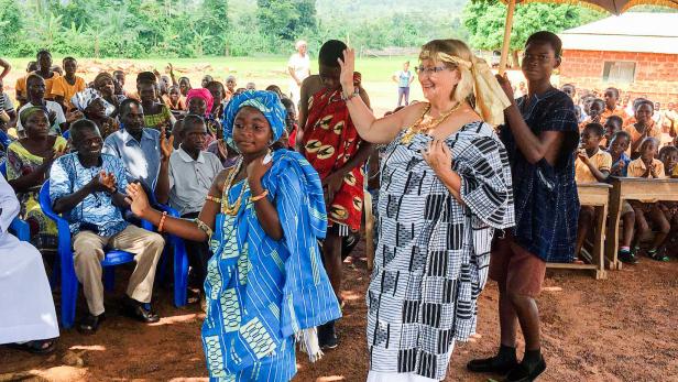 Christine Refaei unter einem Sonnenschirm bei einem Empfang in Ghana 