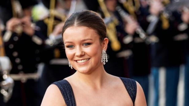 Prinzessin Isabella im Abendkleid.