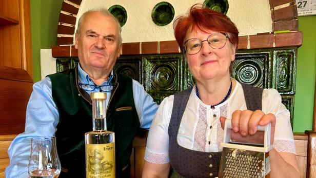 Hans und Martina Krenn vor dem Kachelofen in ihrem Wirtshaus. 