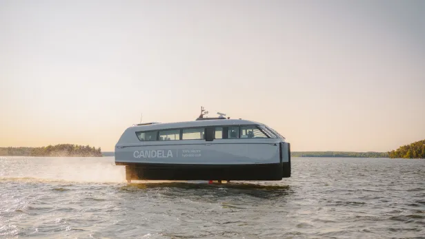 P-12 Business von Candela fährt auf Wasser.