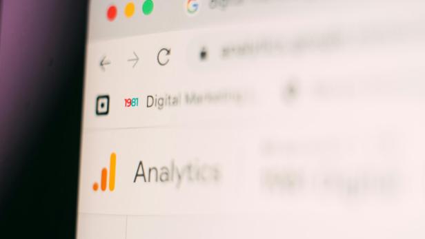 Ausschnitt eines Computerbildschirms mit geöffneter Google Analytics-Seite.