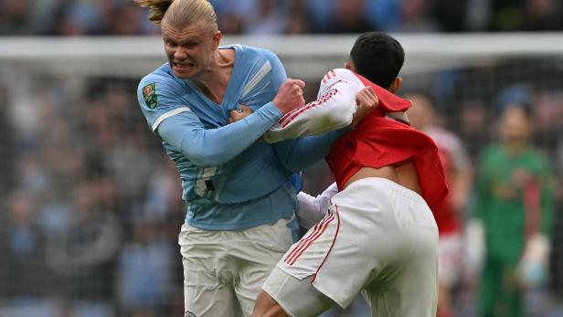 England: Ein Arsenal-Spieler (in Rot) im Duell mit Erling Haaland von Manchester Cityd Manchester City haben noch nicht aufgegeben.