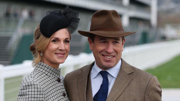 Peter Phillips und Harriet Sperling in eleganter Kleidung mit Hüten.