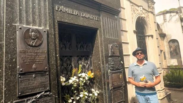 Clemens Unterreiner vor dem Grab von Eva Perón