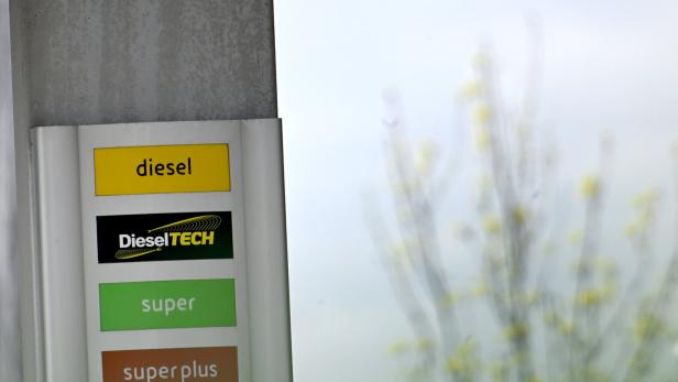 ++ THEMENBILD ++ BENZIN/DIESEL/ÖLPREISE/TANKEN/TEUERUNG/SPRITPREISBREMSE: TANKSTELLE