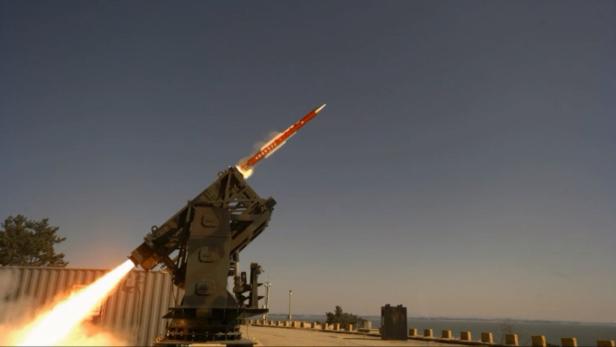 Eine Rakete wird Richtung Meer gestartet