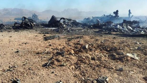 Die iranischen Revolutionsgarden veröffentlichten am Sonntag Bilder von der Absturzstelle der F-15