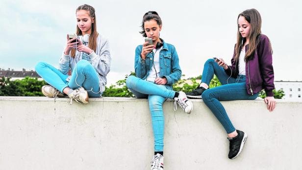 KURIER-OGM-Umfrage: Mehrheit für ein Social-Media-Verbot