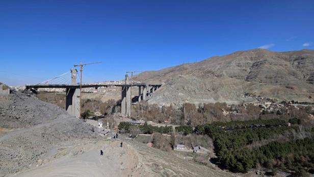 Die größte Brücke des Iran in Karadsch wurde schon zerstört.