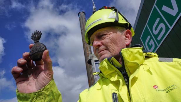 Unterwasserarchäologe Morten Johansen präsentiert ein Fundstück der "Dannebroge“.
