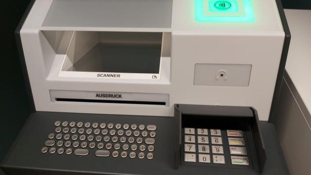 Ein Selbstbedienungsterminal mit Tastatur, Nummernfeld, Scanner, Ausdruckschlitz und beleuchtetem NFC-Feld.