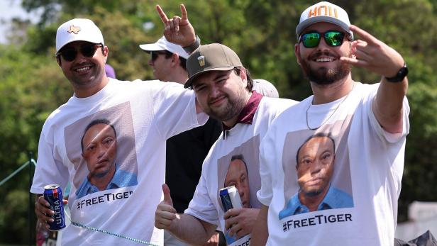 Fans fordern die "Freilassung" von Tiger Woods.