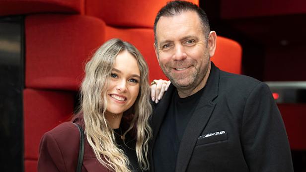 Ikke Hüftgold und Nina Reh stehen lächelnd nebeneinander und zeigen sich als frisch verlobtes Paar.