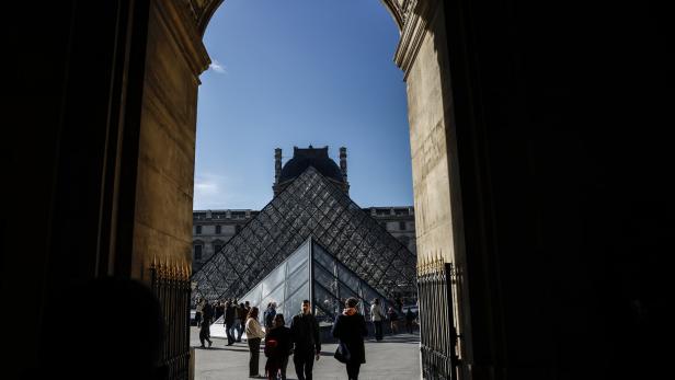 Louvre president Laurence des Cars resigns